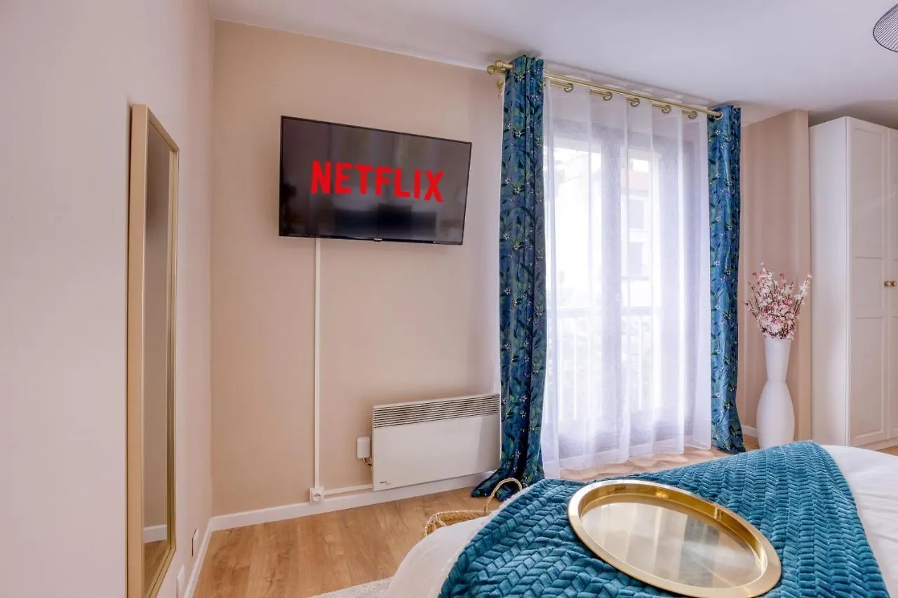 Studio Hotel - Lit King Size - Parking - Wifi - Proche Cdg Livry-Gargan France
